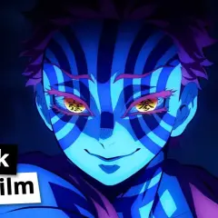 Akaza, ein Dämon aus dem Demon Slayer Film, mit leuchtenden Augen und blau-lila Streifen. Kritik zum Film.