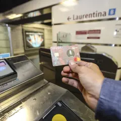 Carta contactless "Tap & Go" ATAC usata per accedere alla metro Laurentina di Roma.
