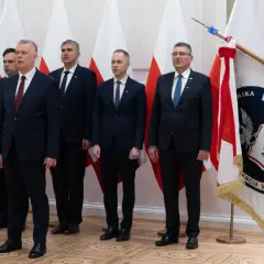 Uroczystość z udziałem premiera Tuska we Włocławku. W tle flagi Polski i ABW.