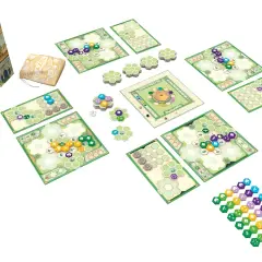 Brettspiel-Komponenten für die Azul Spiel Erweiterung: Spielbretter, Stoffbeutel, Türmchen und bunte Spielsteine.