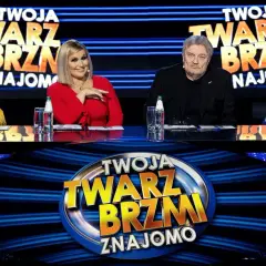 Czterech jurorów siedzi przy stole na tle sceny z logo "Twoja Twarz Brzmi Znajomo".