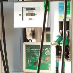 Dwa dystrybutory paliwa: jeden z napisem "diesel", drugi z "bezołowiowa 98". Wybór między diesel czy benzyna.