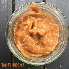 Gęsta, brązowa pasta z tamaryndowca w słoiku, gotowa do użycia w kuchni.