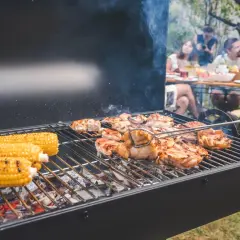 Letnia biesiada z grillowaniem: soczyste kurczaki i kukurydza na ruszcie, w tle rodzina ciesząca się wspólnym posiłkiem.