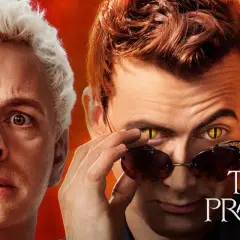 Deux hommes, l'un aux cheveux blancs et l'autre aux cheveux roux, se regardent. L'homme aux cheveux roux ajuste ses lunettes, révélant un œil jaune de serpent. L'image évoque "good omens lockdown".