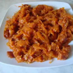 Pyszny bigos z cukinii z kawałkami kiełbasy, duszony do miękkości.