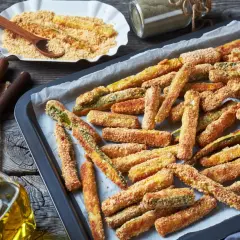 Bastoncini di zucchine al forno, dorati e croccanti, pronti per essere gustati.