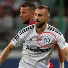 Piłkarz w białej koszulce z logo "L" i gwiazdką. Gwiazdki na koszulkach piłkarzy oznaczają zdobyte mistrzostwa.