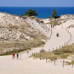 Łeba: Gdzie leży i dlaczego to idealne miejsce na wakacje?