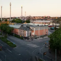 Liljevalchs konsthall i Stockholm, med nöjesparken Gröna Lund i bakgrunden.