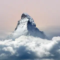 Majestätisches Matterhorn Nordwand ragt aus Wolken empor, ein eisiger Gigant im sanften Licht des Himmels.
