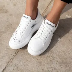 Czyszczenie butów: triki na skórę, zamsz i białe sneakersy