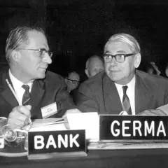 Karl Blessing, Präsident der Deutschen Bundesbank, im Gespräch bei einer Bankenkonferenz.