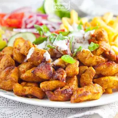 Pyszna shoarma z kurczaka z frytkami i świeżymi warzywami, polana sosem. Idealny posiłek na szybki lunch.
