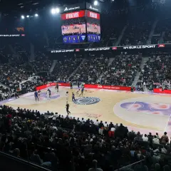 Match de basket à l'adidas arena Paris, une foule nombreuse assiste à l'événement.