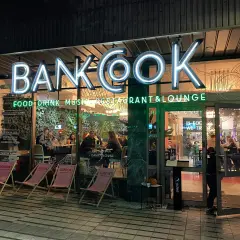 Bankook – jedna z najlepszych restauracji w Poznaniu, oferująca jedzenie, drinki i muzykę. Wnętrze tętni życiem.