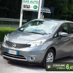 Nissan Note GPL grigio in sosta a una stazione di servizio, con indicazione del percorso da Forlì a Roma (360 km).