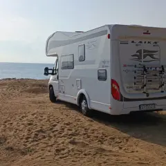Kamper i samochód na piaszczystej plaży nad morzem. Niezwykłe widoki i ciekawe miejsca czekają na odkrycie. Bułgaria ciekawostki.
