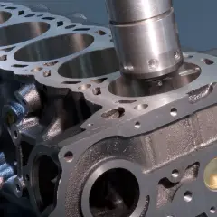 Máquina rectificando un cilindro de motor. El proceso de rectificación es clave para evitar las consecuencias de una culata dañada, asegurando el rendimiento.
