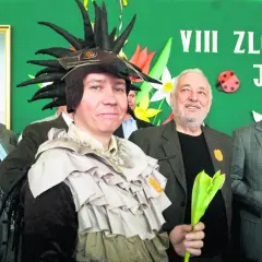 Aktorzy o imieniu Jerzy, jeden w stroju jeża, świętują VIII Zlot Jerzyków.
