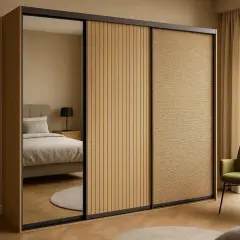 Un placard coulissant avec une porte miroir, une porte à lamelles de bois et une porte en cannage. Idéal pour relooker une chambre.