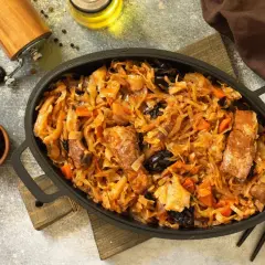 Tradycyjny bigos z kiszonej kapusty z mięsem i śliwkami. Przepis na pyszne danie.