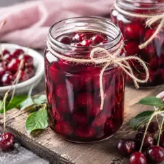 Słoiki z wiśniami w syropie, idealne na zimę. Pyszny sposób, co zrobic z wisni, by cieszyć się ich smakiem przez cały rok.