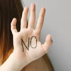 Dłoń z napisem "NO" symbolizuje asertywność i pokazuje, jak nie dać sobie wejść na głowę.