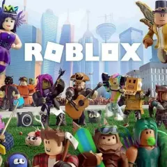 Mnóstwo postaci z fajnych gier na Roblox, w tym latająca wróżka, muzykanci i dostawca pizzy, na tle miasta.