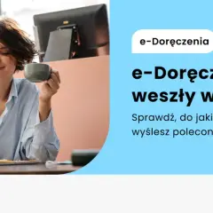 Kobieta z kubkiem kawy przegląda smartfon. E-Doręczenia, jak nowoczesny listonosz, ułatwiają wysyłanie poleconych przez internet.