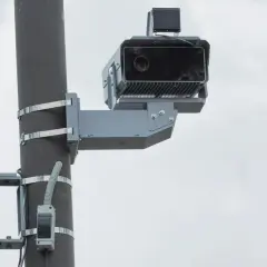 Un radar de feu rouge, prêt à déclencher son flash pour les contrevenants.