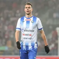 Piłkarz ŁKS Łódź w białej koszulce w niebieskie pasy, gotowy do gry. Rankingi stal Mielec – ŁKS Łódź.