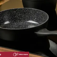 Czarna patelnia granitowa na płycie indukcyjnej. Czy to zdrowa patelnia? Sprawdź nasze patelnie.