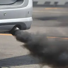 Samochód stracił moc i dymi gęstym, czarnym dymem z rury wydechowej.