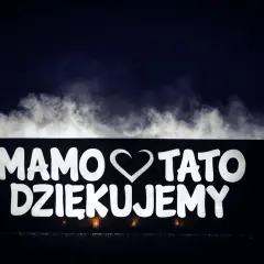 Napis "Mamo, tato, dziękujemy" na banerze, otoczony mgłą. Wspaniałe podziękowania dla rodziców pomysły na wyjątkowy gest.