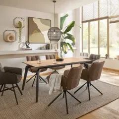 Modernes Esszimmer gestalten mit Holztisch, bequemen Stühlen, Wanddeko und großem Fenster.