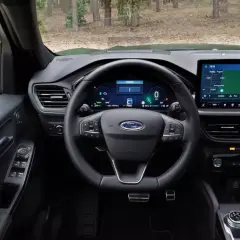 Wnętrze Ford Kuga. Na desce rozdzielczej widać kontrolki sugerujące usterkę silnika i brak mocy.