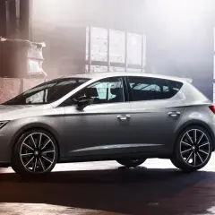 Srebrny Cupra Leon w magazynie. Cupra to marka znana z osiągów i sportowego designu.
