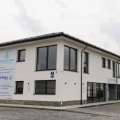 Nowoczesny budynek centrum medycznego Fortitudo w Rzeszowie z szyldami placówek.