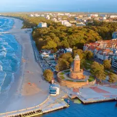 Latarnia morska i plaża w Kołobrzegu, jedno z pięknych miast wartych odwiedzenia.