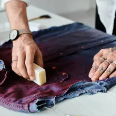 Jak usunąć wosk z bluzy bez uszkadzania tkaniny – sprawdzone metody