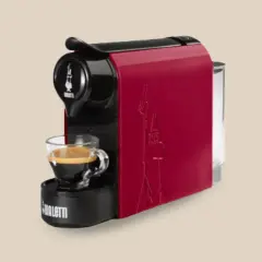 Macchina caffè Bialetti rossa, con tazzina di espresso. Speriamo che la macchina caffè Bialetti non funzioni, così possiamo provare a ripararla!
