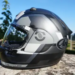 Casco moto Arai con grafica camouflage, conforme alla normativa casco moto. Certificazione E4 visibile.