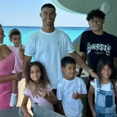 Georgina Rodriguez z dzieckiem na rękach i całą rodziną na jachcie.