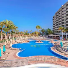 Luksusowy hotel z basenem i palmami, idealne miejsce na wakacje nad morzem. Anfi del Mar zaprasza!