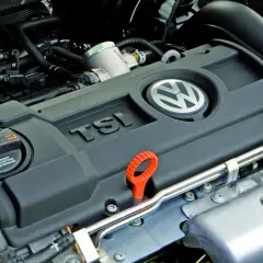 Motor Volkswagen 1.4 TSI. El tapón de aceite Castrol indica posibles problemas.