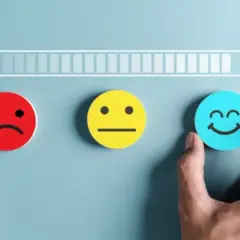 Progresso verso la felicità: un'icona sorridente, che simboleggia la dopamina, cos'è e come raggiungerla.