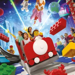Lego Masters erleben eine Achterbahnfahrt voller Action und Spaß, mit Raketen, Rennwagen und einem Kino im Hintergrund.