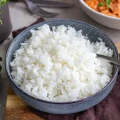 En skål med fluffigt vitt ris, perfekt för att koka till en god måltid.