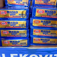 Promocja masła Mlekovita w sklepie. Opakowania masła polskiego ekstra bez dodatków, 82% tłuszczu.